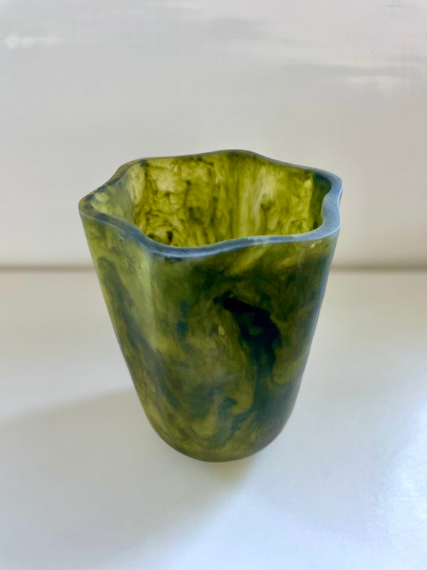 RILEY RESIN VASE 18X24CM PESTO
