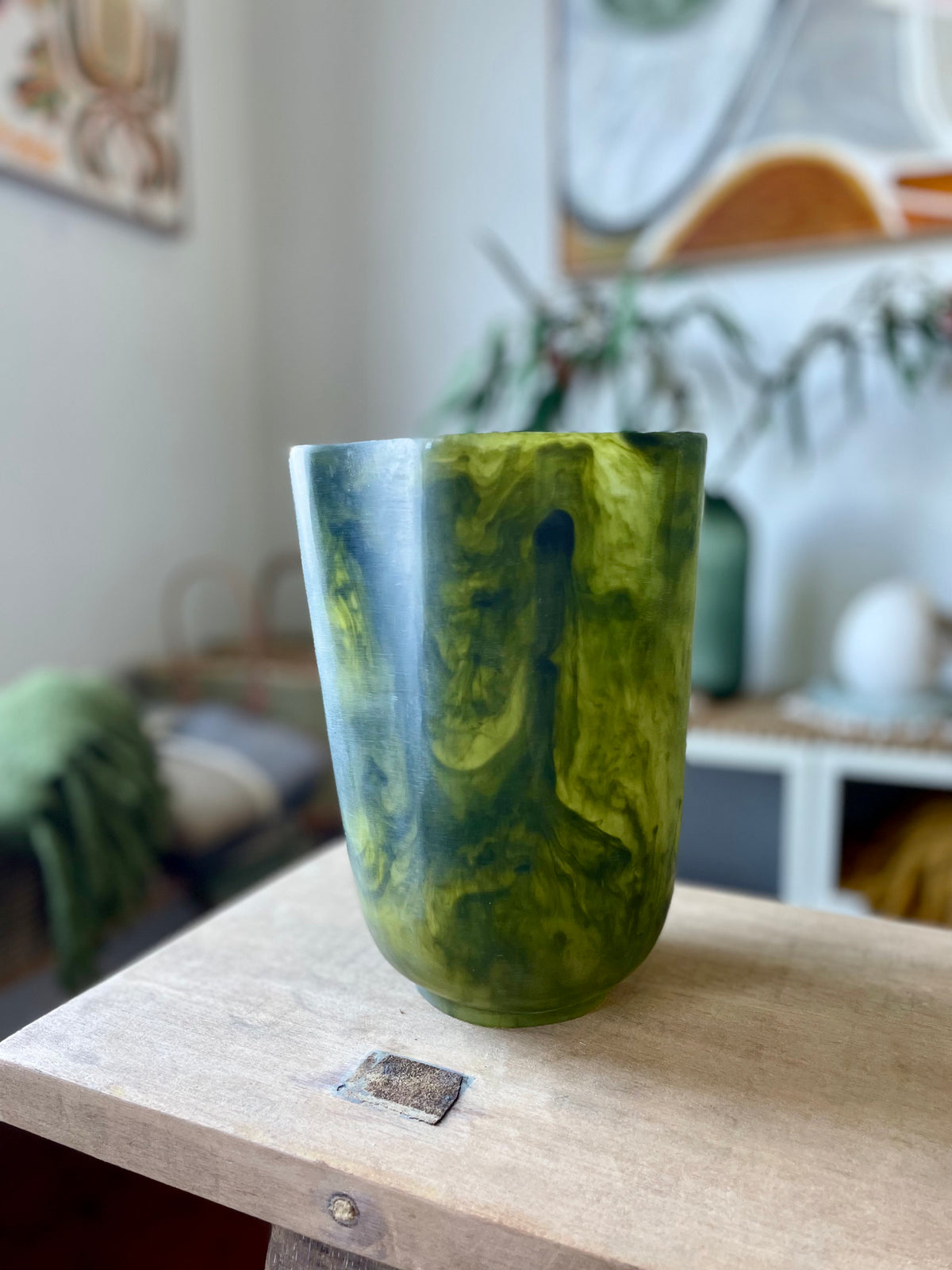 RILEY RESIN VASE 18X24CM PESTO